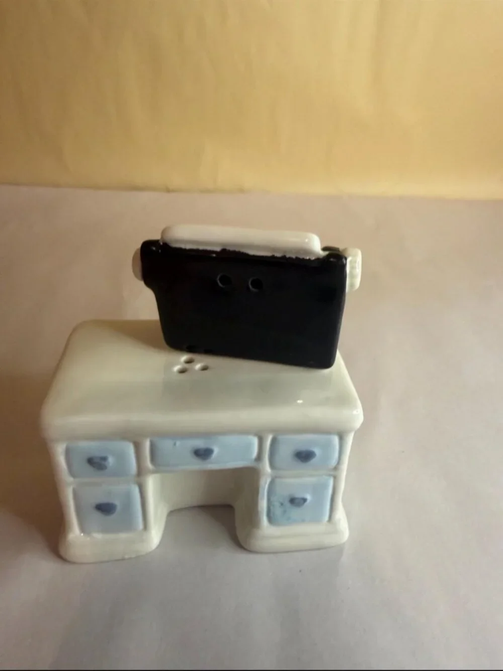 Ceramic Kitschy Vintage Style Desk and Typewriter Salt and Pepper Shakers Set